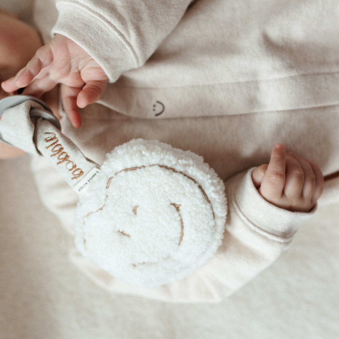 baby met speenkoord