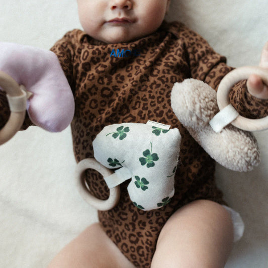 baby houdt bijtring met hartje vast