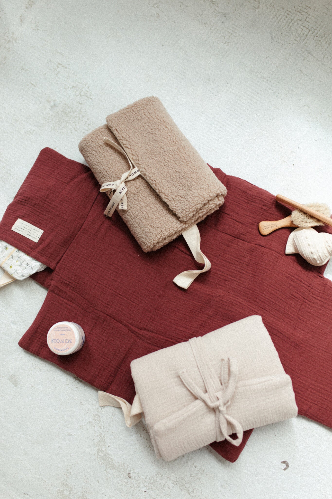 CHANGING PAD TO GO - BURGUNDY BOO