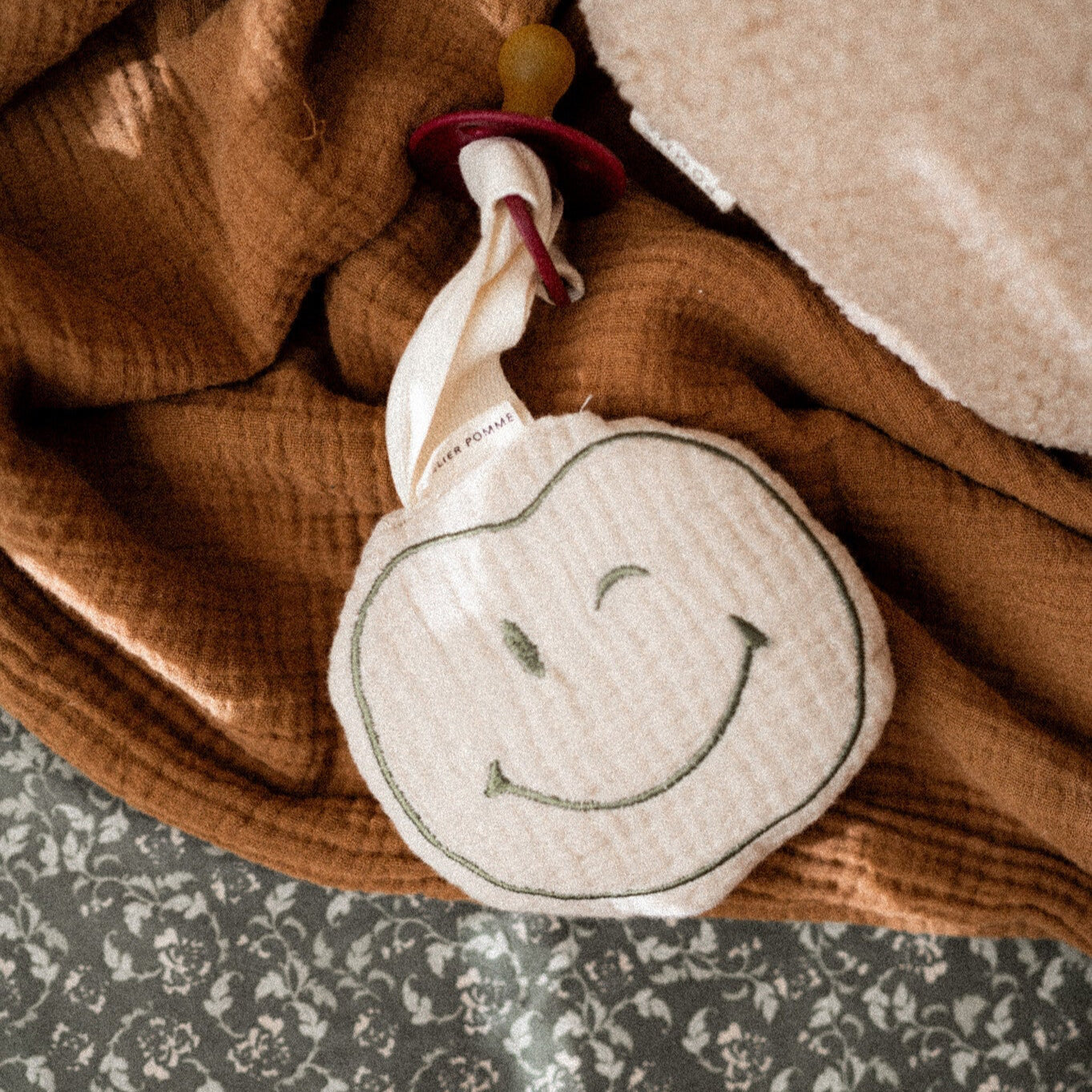 PACIFIER CLOTH POMME | BONJOUR BEIGE