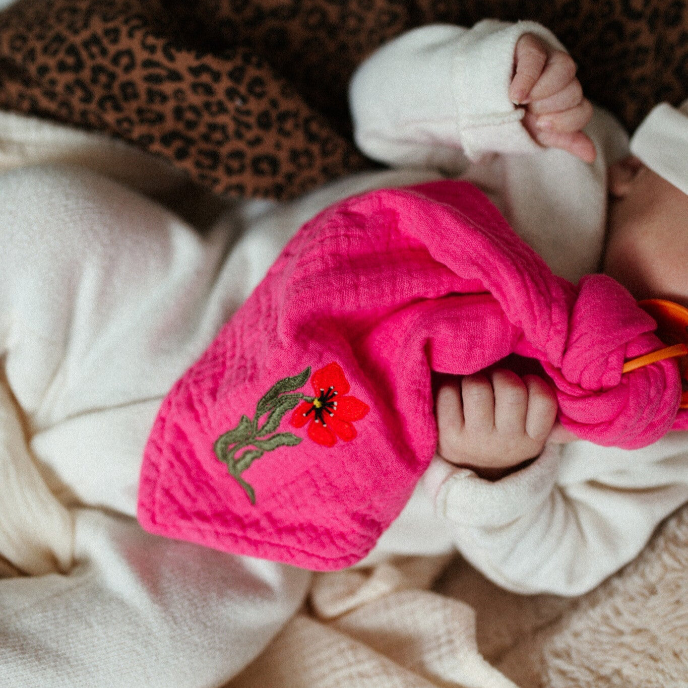 PACIFIER CLOTH CUDDLE | BLOWY BUBBLEGUM