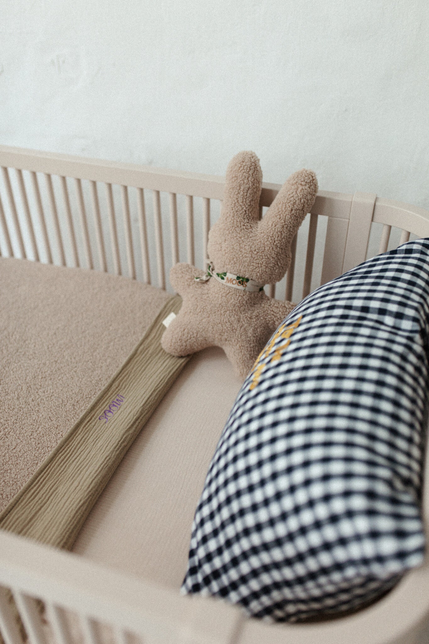 CUSHION: CHECKED IN - MISTER MARINE