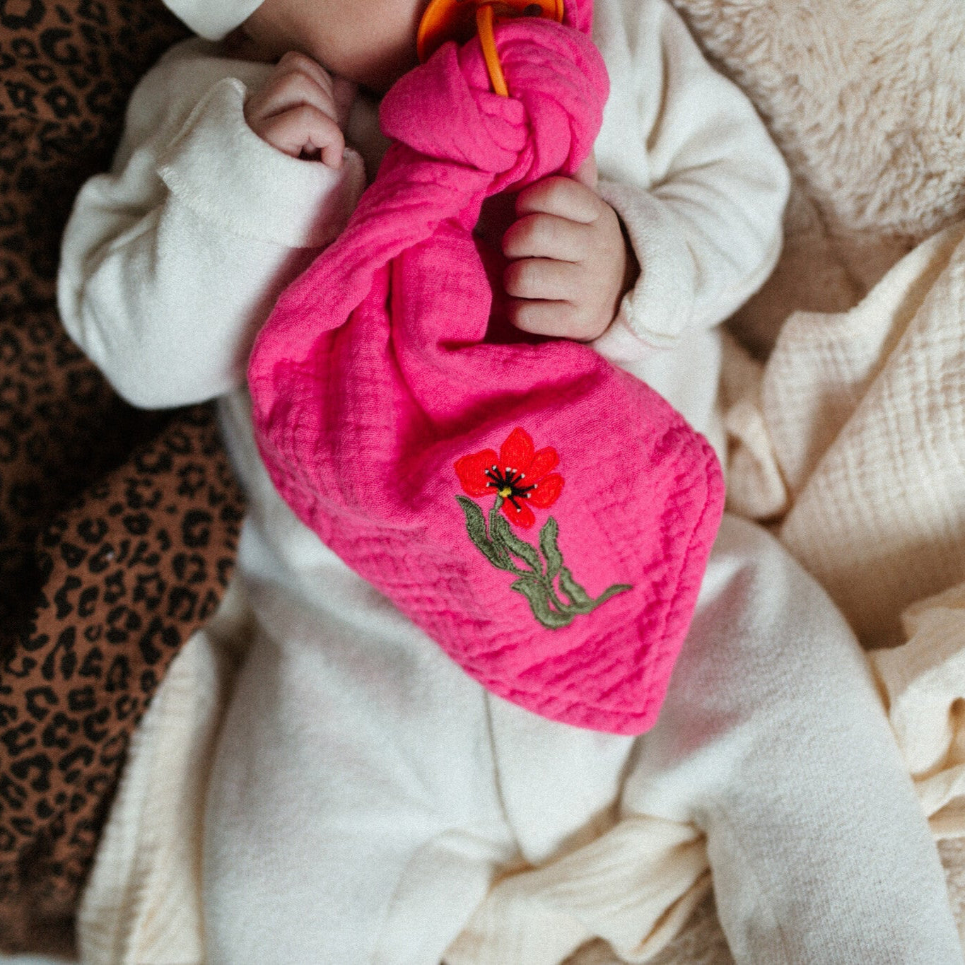 PACIFIER CLOTH CUDDLE | BLOWY BUBBLEGUM