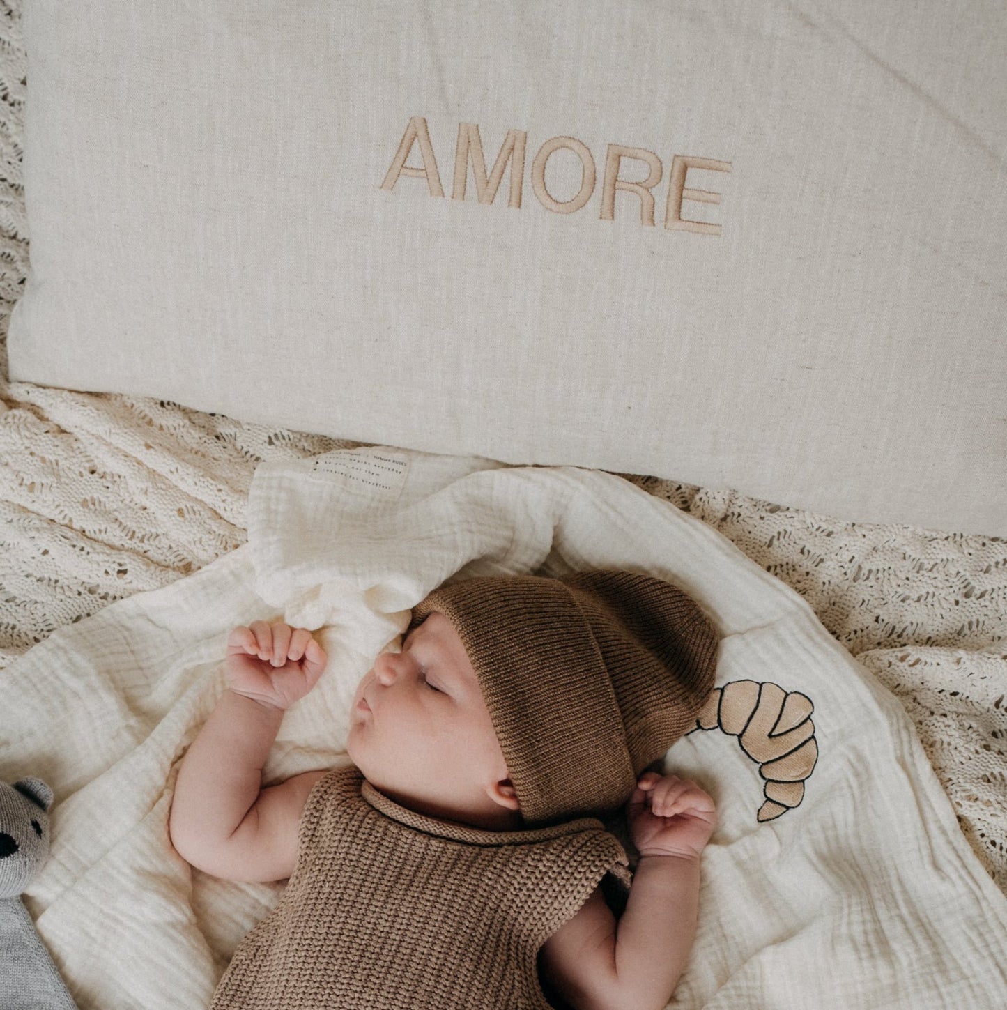 CUSHION: LOVELY LINNEN