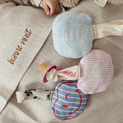 PACIFIER CLOTH  POMME | LOVELY LINEN L'AMOUR