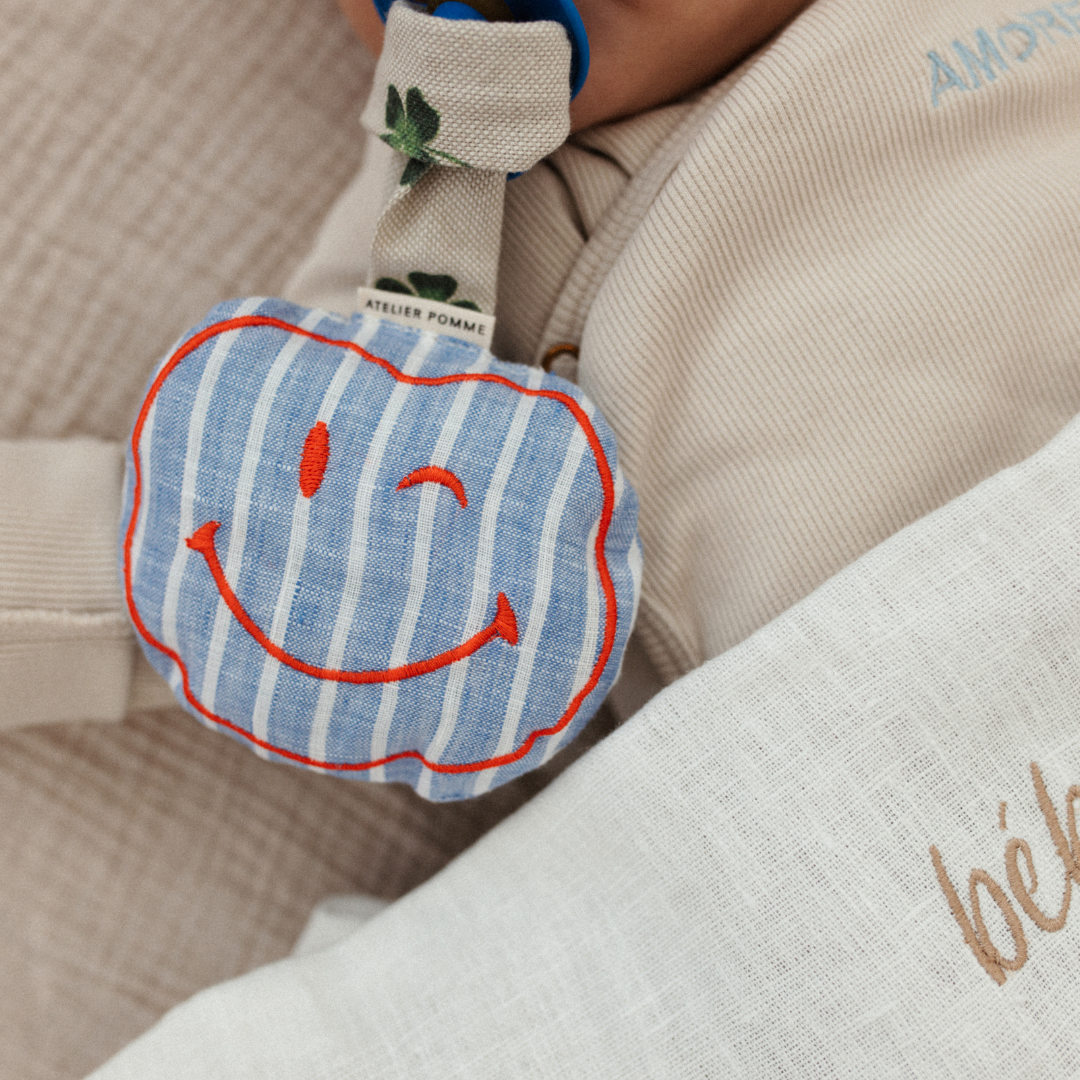 PACIFIER CLOTH  POMME | LOVELY LINEN L'AMOUR