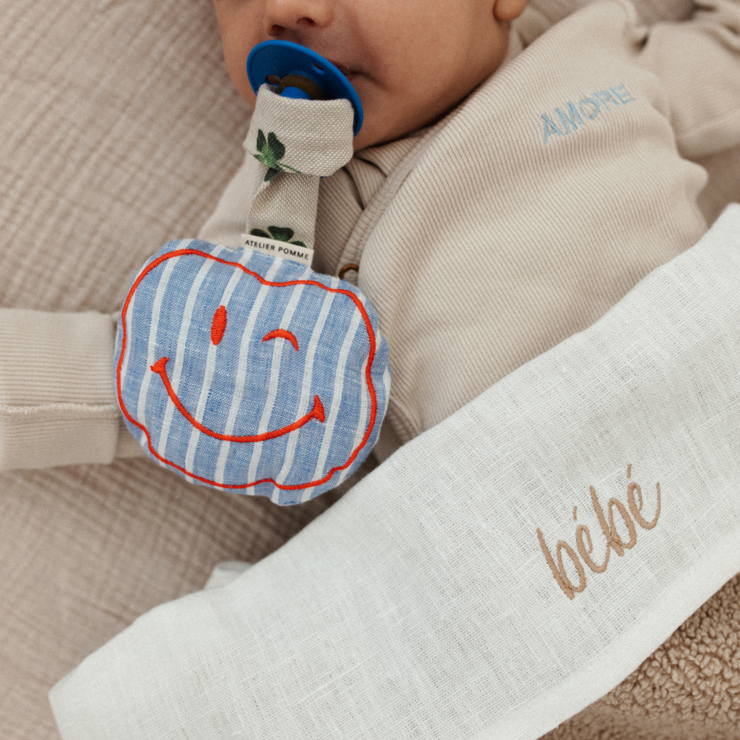 PACIFIER CLOTH  POMME | LOVELY LINEN L'AMOUR