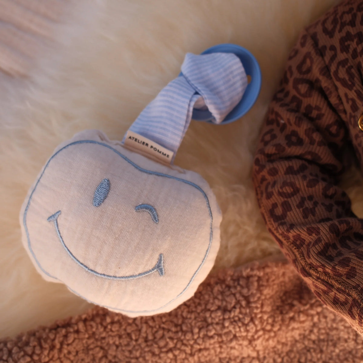 PACIFIER CLOTH POMME | PETIT DREAMY BLUE
