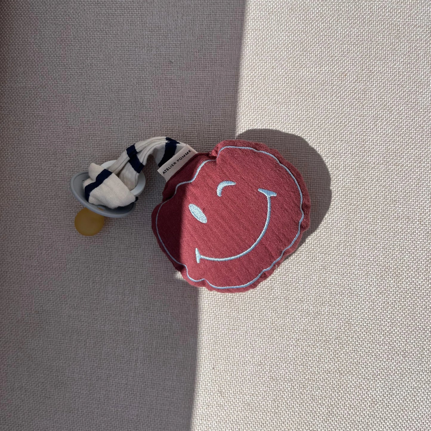 PACIFIER CLOTH POMME |  BURGUNDY BOO