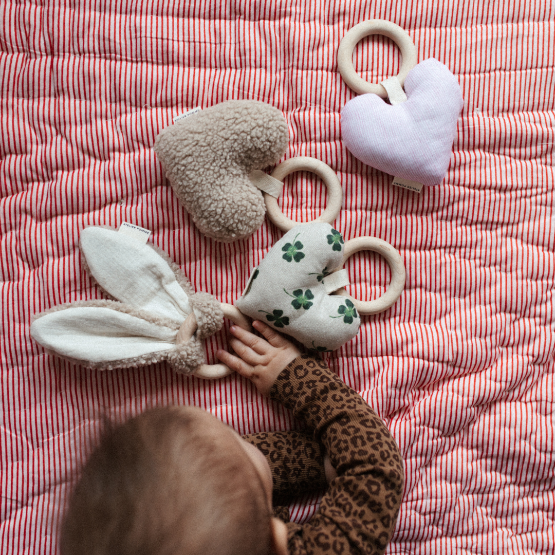 bijtringen met hartjes en konijnenoren 