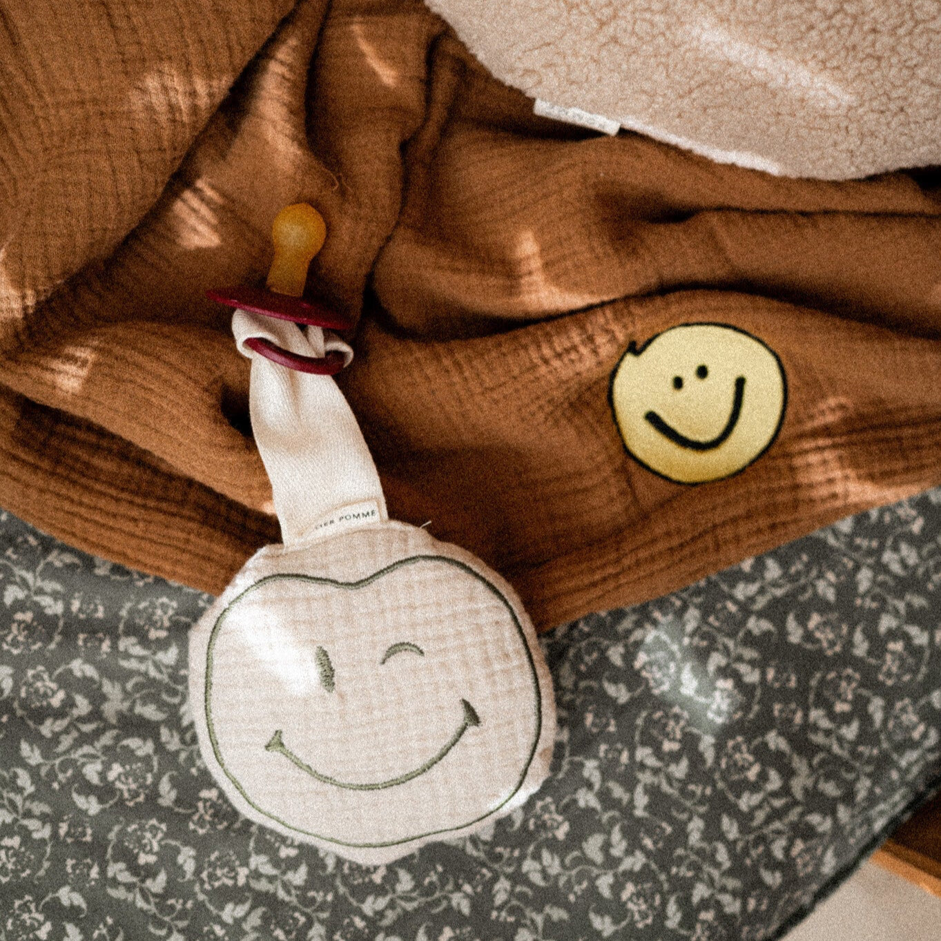 PACIFIER CLOTH POMME | BONJOUR BEIGE