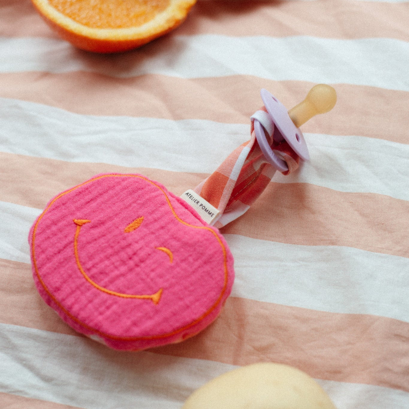 PACIFIER CLOTH POMME | BLOWY BUBBLEGUM