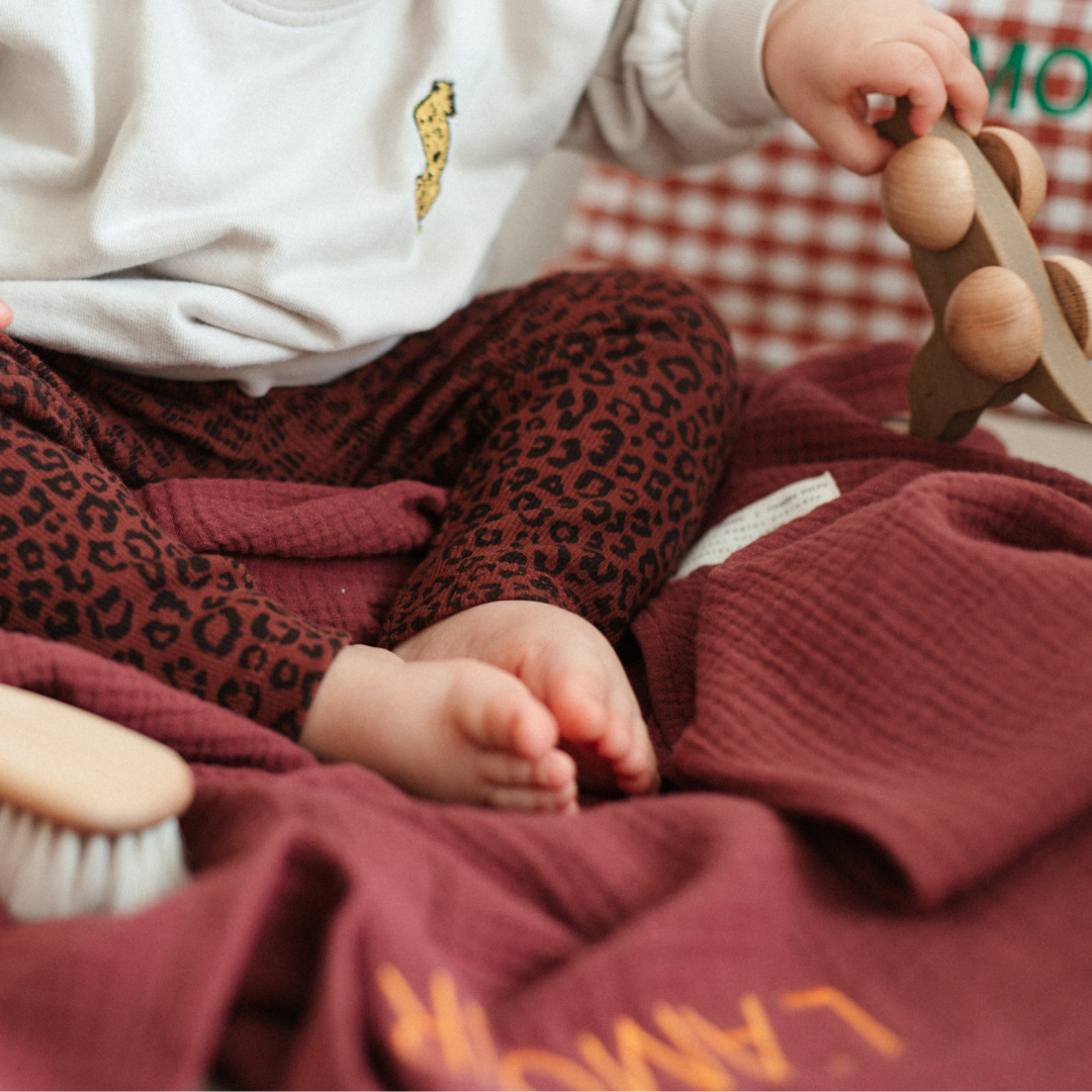 GIANT SWADDLE | BURGUNDY BOO