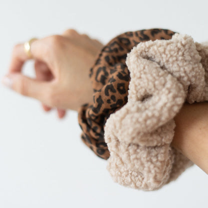 OVERSIZED LEOPARD SCRUNCHIE