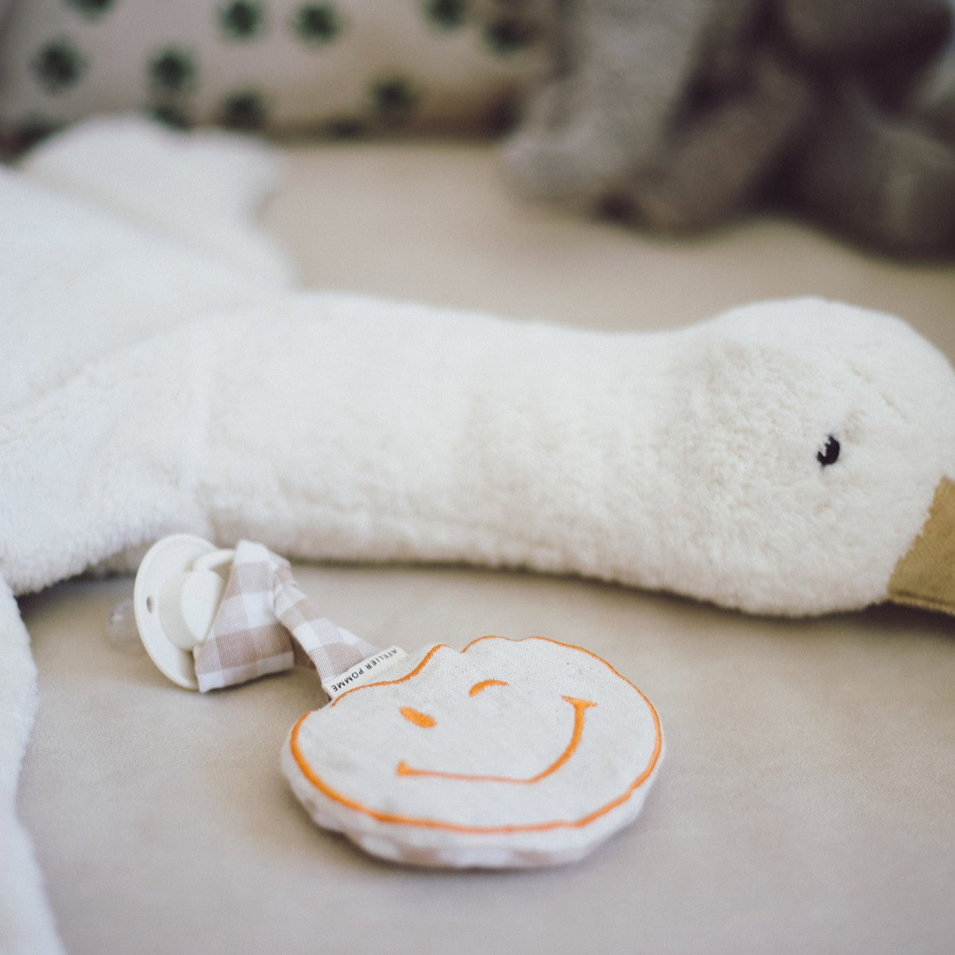 PACIFIER CLOTH POMME | LOVELY LINEN