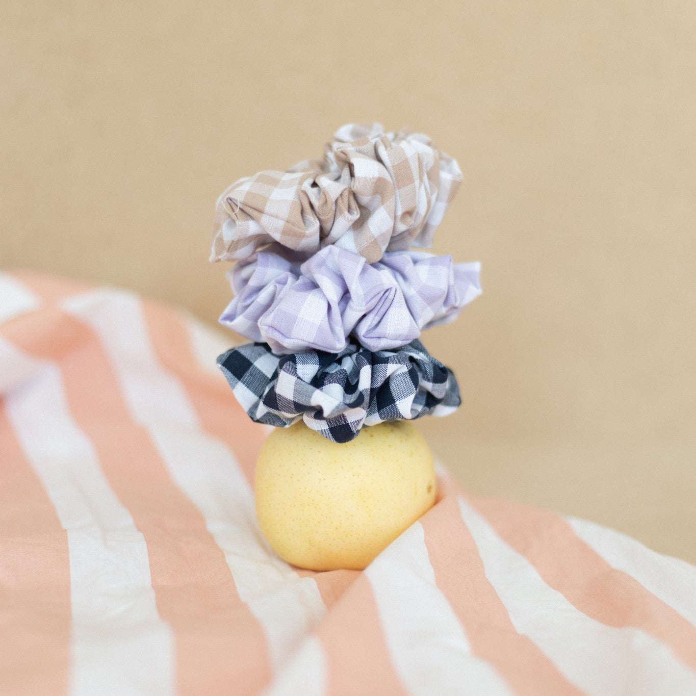 CHECKED OVERSIZED SCRUNCHIE