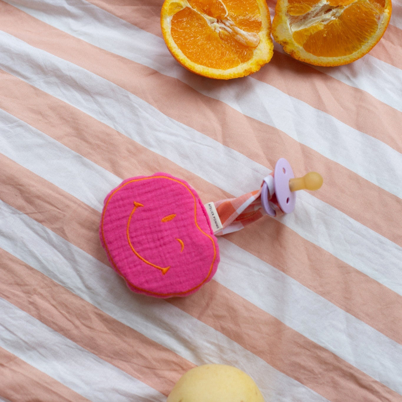 PACIFIER CLOTH POMME | BLOWY BUBBLEGUM