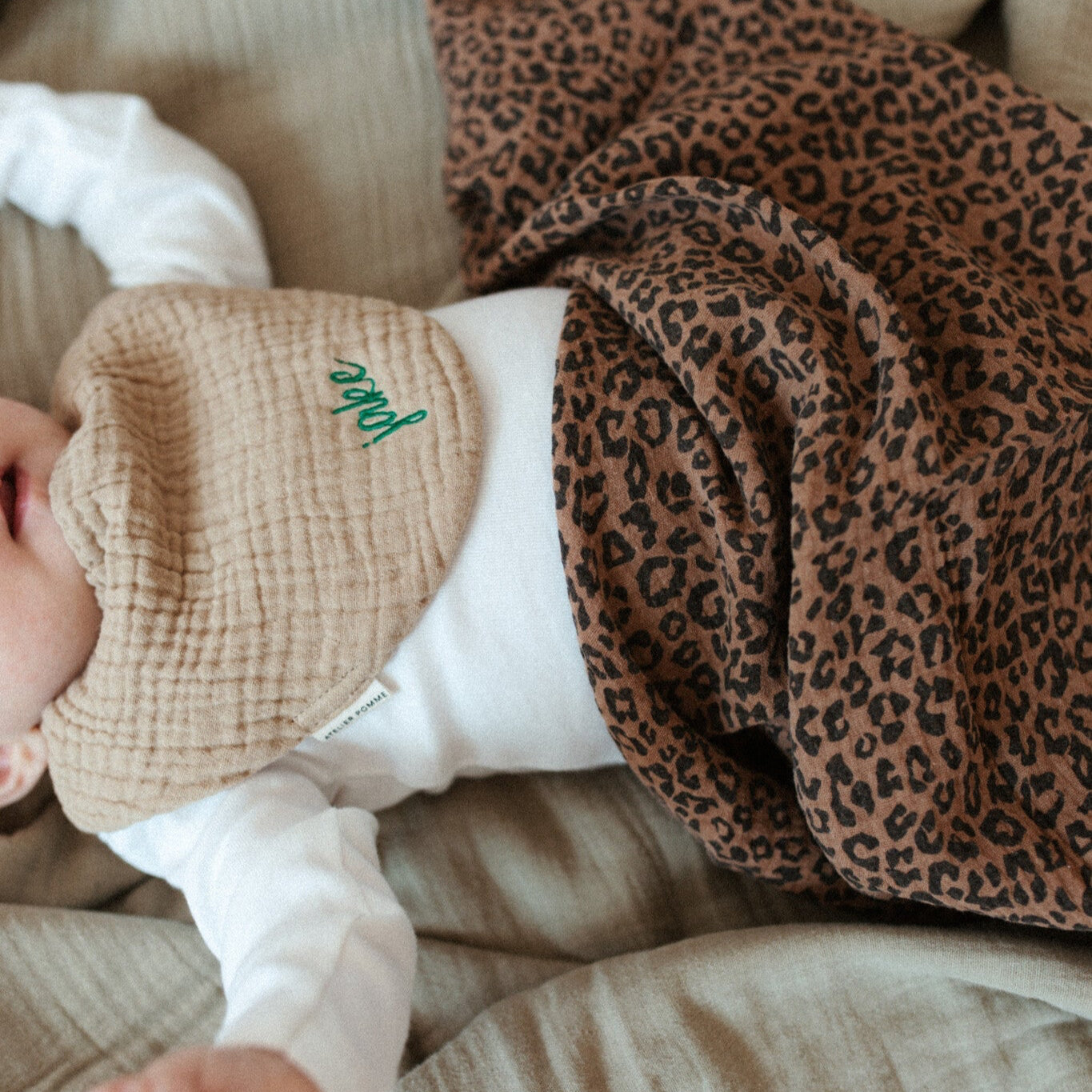 TINY BIB | FINE BROWN
