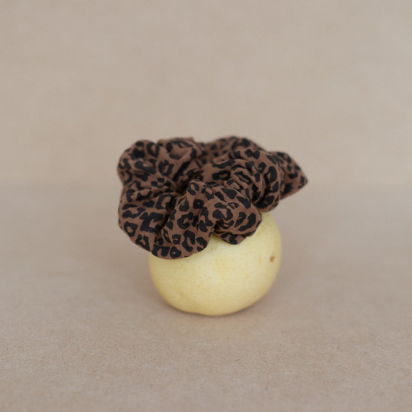 OVERSIZED LEOPARD SCRUNCHIE