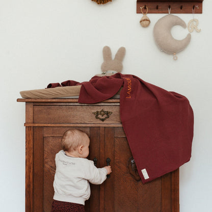 GIANT SWADDLE | BURGUNDY BOO