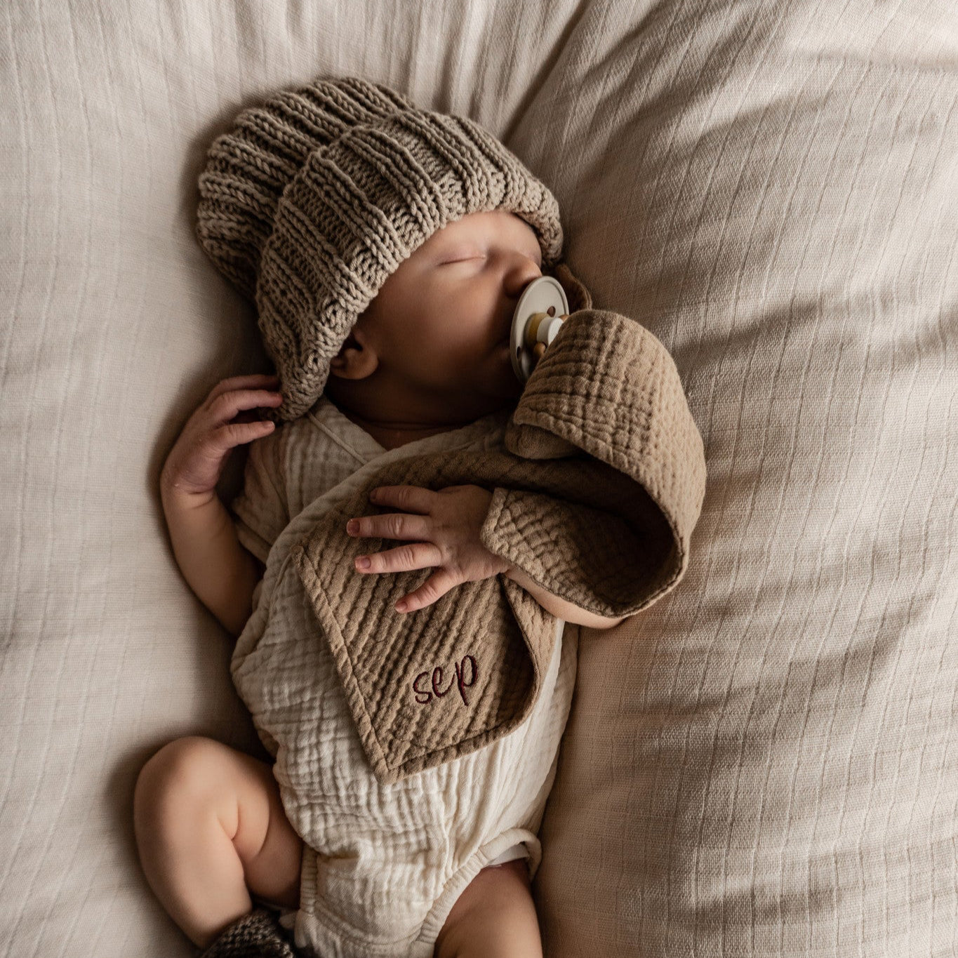 PACIFIER CLOTH CUDDLE | FINE BROWN